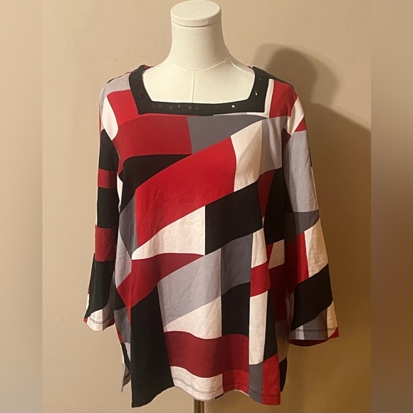 Like New Alfred Dunner Red and Black Geometric Blouse - Picture 4 of 16